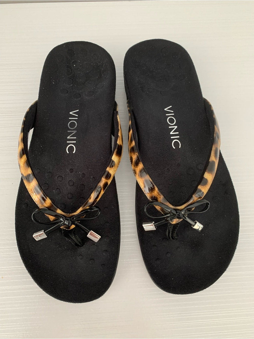 Vionic Leopard-Print Thong Sandals - Black & Brown